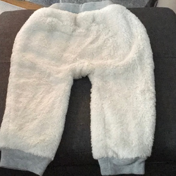 Baby Gap 18-24 months soft and cozy baby polar bear 2 piece set pants and top - Picture 4 of 7